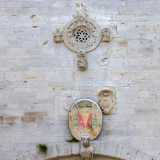 E poi ancora tre stemmi episcopali al di sopra del portale centrale...